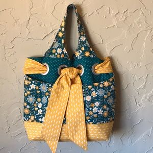Large tote bag with grommet detail